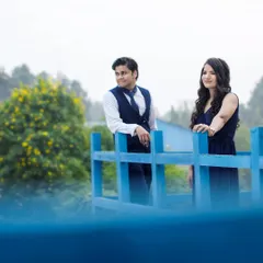 This is another angle from the same outdoor location, showing how I capture a variety of shots within one setting. We can get both close-up portraits and wider, more scenic images.