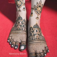 A grand and royal design for bridal feet. This mehendi features stunning architectural domes, giving the feel of a palace, with lotus-themed anklets.