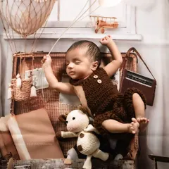 For the little adventurer, this traveler-themed newborn shoot is perfect. I use vintage-style props like a suitcase, a hot air balloon, and a classic radio to create a whimsical setup that sparks the imagination.
