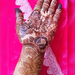 A fantastic stain update from a happy client. The deep, dark color on the back of the hand shows the quality of the henna paste and proper aftercare.