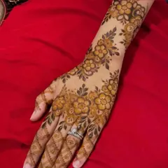 A delicate floral bail (vine) that runs along the side of the hand. This is a popular choice for guests who want an elegant and quick design.