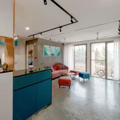 An overview of the open-plan living and kitchen area, showing how the vibrant colors and modern furniture create a lively and welcoming home.