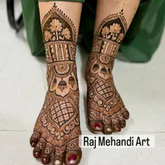 The beauty of bridal mehndi extends to the feet. This design features a central jharokha element, complemented by delicate lotus flowers and full coverage on the toes, ensuring you look perfect from head to toe.