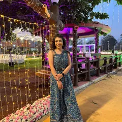 This lovely client is radiating grace and elegance at an outdoor evening event. I gave her a natural makeup look that enhanced her features and defined her curls.