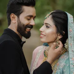 The gentle touch, the shared smile. It’s these small, tender interactions that make for the most powerful couple portraits.