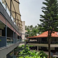 The interplay of canopies, bridges, and greenery between the new annexe and the existing buildings at the Koramangala Club. These transitional spaces are designed to encourage movement and informal social encounters.