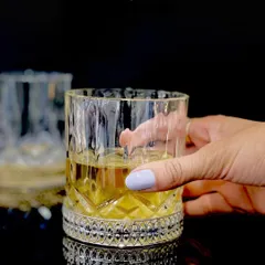 For those who prefer a cooler tone, the same exquisitely cut crystal whiskey glass is available with a detailed silver-plated base. It is a classic piece that exudes sophistication.