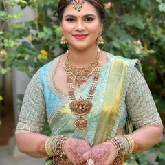 A classic South Indian look for Soumya. Her makeup is traditional and elegant, with defined eyes and a bold lip to complement her beautiful temple jewellery.
