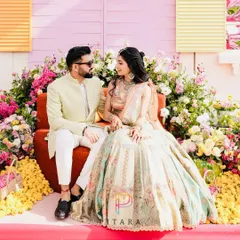 From high school sweethearts to forever partners. Ridhi and Kshitij’s love story is a masterpiece, and I was so honored to paint the backdrop for their Haldi ceremony.