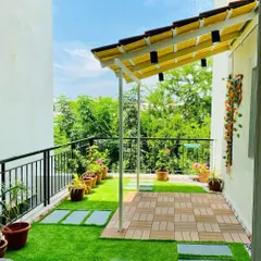You don't need a huge area to create your own little paradise. This once-empty balcony is now a bright, cheerful garden escape, perfect for enjoying the morning sun with a cup of tea.