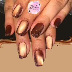 A perfect blend of coffee tones and golden shimmer. This cat eye design has a rich, warm glow, complemented by a border of fine brown glitter.