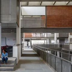 Students collaborating on the steps of a wide corridor at VIT. We designed these transitional spaces to be more than just for circulation, creating informal nooks and seating areas for spontaneous discussions.
