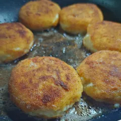 Keema Potato Chops, a dish that brings back so many childhood memories. My Aai and Maushi used to make these during our summer vacations while we cousins played. After getting all tired, we would hog on these.