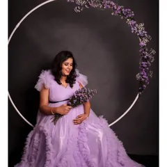 This circular ring prop, adorned with flowers, is a favorite for maternity and pre-wedding shoots. It creates a beautiful frame for your portraits.