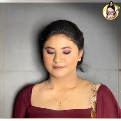 A closer look at the blended eyeshadow from my Red Smokey Eye tutorial. I teach students how to seamlessly transition colors to avoid harsh lines, creating a professional and polished finish.
