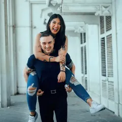 A fun piggyback ride through a classic Mumbai corridor. This shot is all about laughter, energy, and the playful side of love.