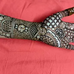 This is a great example of a single-hand design that is still very intricate and beautiful. It's a wonderful option for bridesmaids or wedding guests.