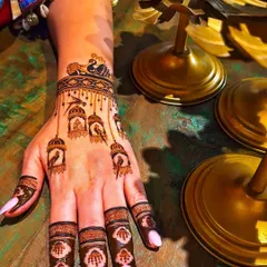 Another angle of the bird cage mehandi, highlighting the details on the fingers and wristband.