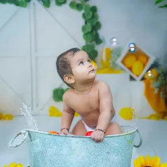 A playful "bubble bath" themed studio session. Using props like this vintage tub, sunflowers, and bubbles, I create whimsical scenes for unique baby portraits.