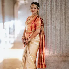 When the bride herself is sunshine, the makeup is just the cherry on top. This classic South Indian look with a beautiful silk saree and temple jewelry gives full filmy vibes.