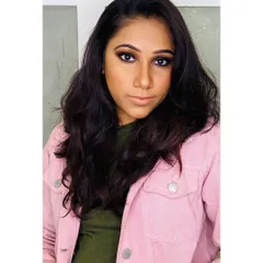 This gorgeous Sangeet look features a dark, intense smokey eye balanced with a soft nude lip. It’s a modern and chic style that photographs beautifully.