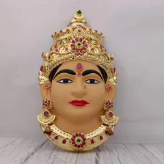 Yeh mitti (terracotta) base par bani Lakshmi Devi ki murti hai, jise traditional look pasand karne walon ke liye banaya gaya hai. Is par kiya gaya gold aur stone ka kaam isse ek alag hi sundarta deta hai.