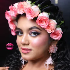 Another angle of this beautiful floral look. The focus is on glowing skin, soft pink eyeshadow, and a natural lip color, making the bride look fresh and ethereal.