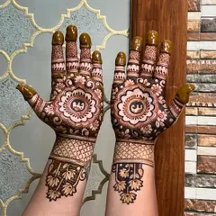 This design features a unique elephant motif inside a floral mandala. It's a beautiful way to incorporate personal and symbolic elements into your henna.