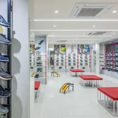 A wider view of the Paragon showroom. Our retail fit-outs for major brands focus on creating a consistent design language that can be adapted across multiple locations, ensuring a recognizable and reliable brand experience.