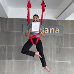 Another happy graduate from our aerial TTC, confidently holding his certificate while suspended in the hammock. We love seeing our students embrace this new skill with such enthusiasm.