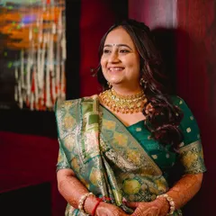 There’s something about Indian women in traditional looks. Here is the beautiful sister of the bride, looking effortlessly pretty with a soft glam look that complements her green saree. 🤍