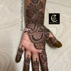 A simple and elegant Arabic mehendi design. This style is very popular for siders and festivals, as it's quick to apply but looks beautiful.