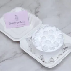 A classic all-white bento cake with delicate piping. These small, single-serving cakes originated in South Korea and are perfect for gifting.