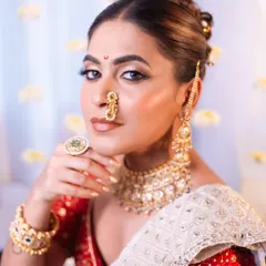 For this artistic photoshoot, we created a divine "Apsara" look. It features sharp, defined makeup with a bronzed glow, a traditional Marathi nath, and a classic bridal bun. This style is perfect for editorial shoots or for brides who want a truly royal and timeless look.