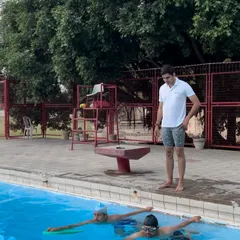 Here, one of our certified coaches provides direct feedback to learners during a beginner drill. We emphasize personalized attention to help you master the fundamentals of swimming.