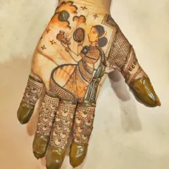 A classic Karwachauth theme, this design portrays a woman with a 'puja thali' and sieve, looking at the moon. The details in her saree and the delicate finger patterns complete the look.