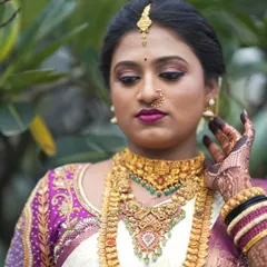 The complete bridal look for Pooja, showcasing the harmony between her makeup, heavy gold jewellery, and beautiful silk saree.