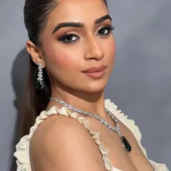 A timeless, flawless, and iconic look with a perfectly sculpted wing and soft neutral lips, which is part of my Advanced Pro Makeup Course.