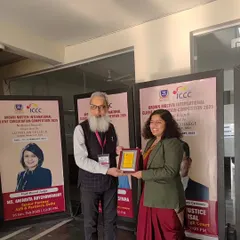 Receiving a memento in appreciation for my role as a judge. These events are a fantastic opportunity to connect with legal academia and contribute to the practical training of future lawyers.