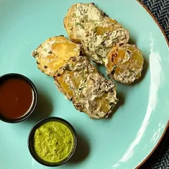 Experience the smoky, spicy flavours of Rataloo Tikka Tandoori. Sweet potatoes are marinated in aromatic spices and grilled to perfection for a delicious twist on a classic.