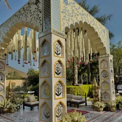 A testament to timeless Rajasthani architecture, this jharoka-inspired mandap was designed to blend seamlessly with the natural beauty of Udaipur, complete with intricate block prints and muted, contemporary colors.