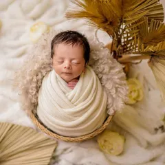 Wrapped in creamy white, this baby is the picture of serenity. I use a variety of wrapping techniques to create beautiful, clean portraits that focus on your baby.