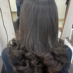 A simple yet elegant haircut with curled ends, perfect for a classic, polished look.