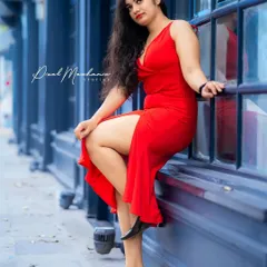 I love playing with color. The vibrant red of her dress against the cool blue of this urban wall creates a portrait that pops. This is a great example of how we can use Bengaluru's cityscape to create bold, scroll-stopping images for your social media or portfolio.