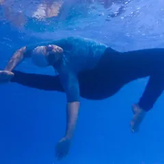 Ever tried Aqua Yoga? It’s a completely different way to understand your body and balance. This is one of my favorite ways to play and explore movement, offering a low-impact practice that is both challenging and incredibly fun.