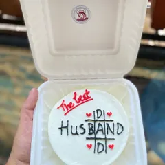 A sweet surprise for a new dad. This vanilla bento cake with a "Best Husband/Dad" tic-tac-toe design is a fun and heartfelt way to celebrate a new beginning.
