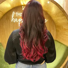 A gorgeous red ombre effect, with darker roots blending seamlessly into vibrant red ends. This style offers a modern and edgy look with beautiful, flowing waves.