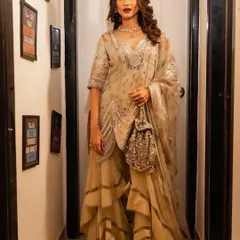 A glamorous makeup look for actress Aneri Vajani. I created a classic look with a bold red lip and soft, defined eyes, paired with voluminous waves for a timeless and elegant appearance.