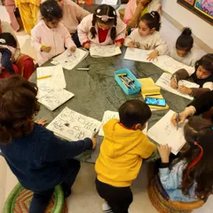 "Come, let's draw!" Our drawing class for toddlers is a lively session where little hands learn to make their first marks and tell their first stories on paper.