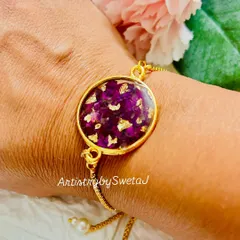 A beautiful bracelet made with real preserved rose petals and gold flakes, with an adjustable chain for the perfect fit.